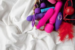 Догляд за секс-іграшками дуже важливий для забезпечення їх безпеки та тривалості служби. фото